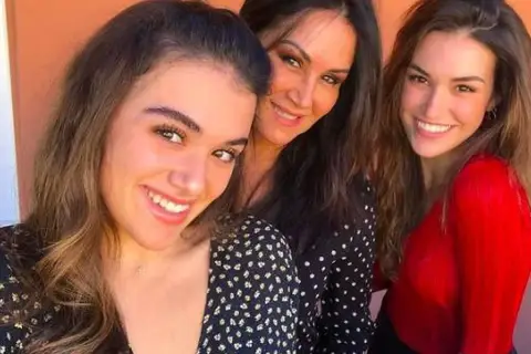 Pepa Gea y sus hijas, radiantes de felicidad. La edad no parece ser un impedimento para su alegría contagiosa.