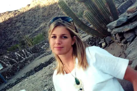 Máxima de Holanda joven sonríe en un paisaje desértico con cactus gigantes.