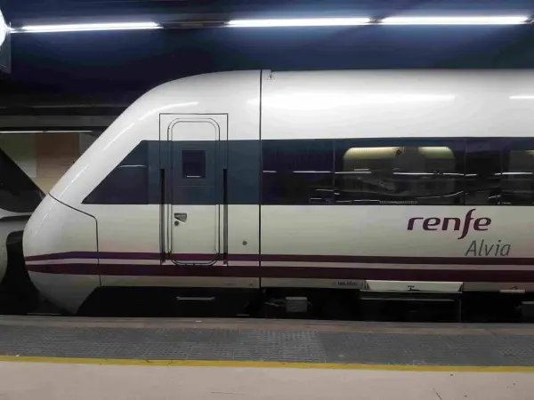 Tren Alvia Renfe en estación, listo para el trayecto de media distancia Sevilla Cádiz.